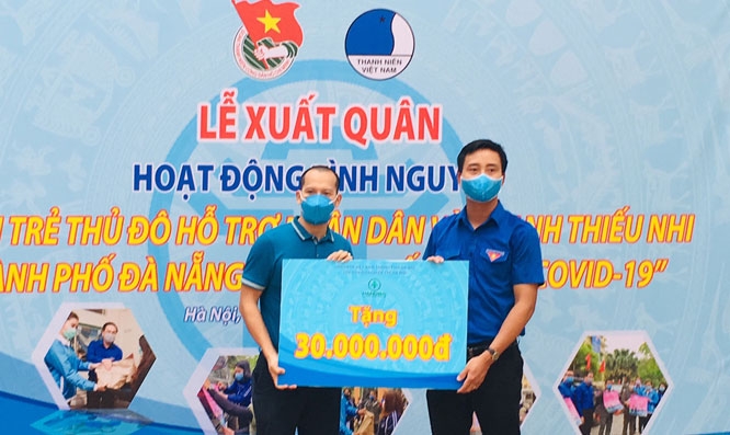 Phó Bí Thư Thành đoàn, Chủ tịch Hội Liên hiệp thanh niên Việt Nam thành phố Hà Nội Nguyễn Đức Tiến tiếp nhận hỗ trợ ủng hộ thành phố Đà Nẵng.