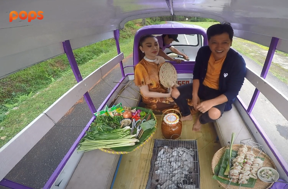 Lâm Khánh Chi và Võ Hoàng Yến trổ tài làm food blogger, “công tâm” nhận xét món lạ của Trường Giang