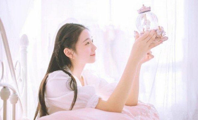 Vẻ đẹp của Lưu Hạo Tồn được đánh giá thuần khiết, mong manh.