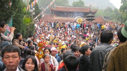 Sự đông đúc, chen lấn tại chùa Hương những năm trước nếu tiếp tục xảy ra sẽ rất nguy hiểm, phản cảm và dễ lây lan dịch  bệnh