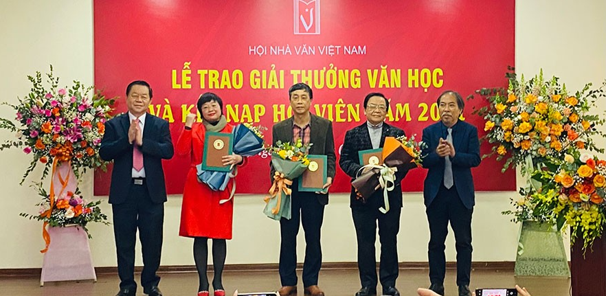 Trưởng ban Tuyên giáo Trung ương Nguyễn Trọng Nghĩa và Chủ tịch Hội Nhà văn Việt Nam Nguyễn Quang Thiều trao giải thưởng cho các tác giả.