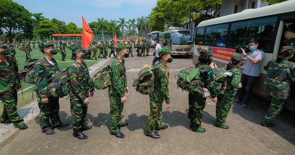 Bác sĩ quân y từ Hà Nội vào Nam chống dịch