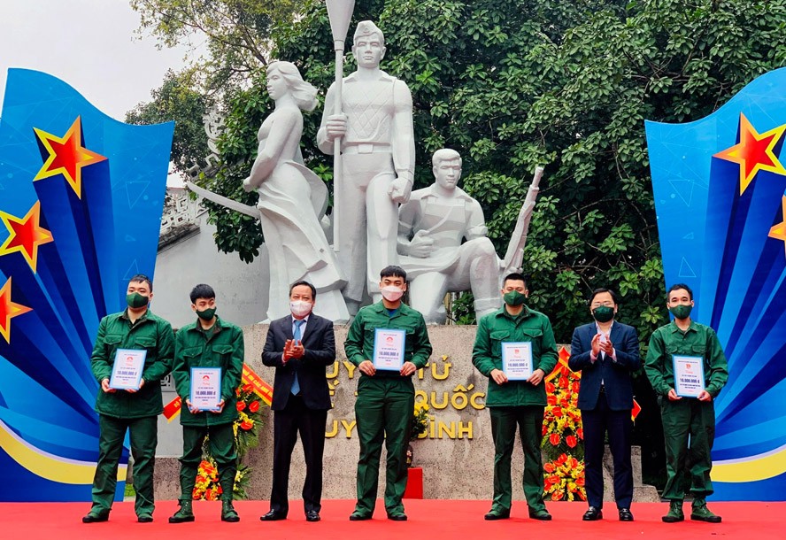 Bí thư Thứ nhất Trung ương Đoàn Nguyễn Anh Tuấn và Phó Bí thư Thành ủy Hà Nội Nguyễn Văn Phong trao sổ tiết kiệm tặng thanh niên tình nguyện lên đường nhập ngũ có hoàn cảnh khó khăn nhập ngũ năm nay