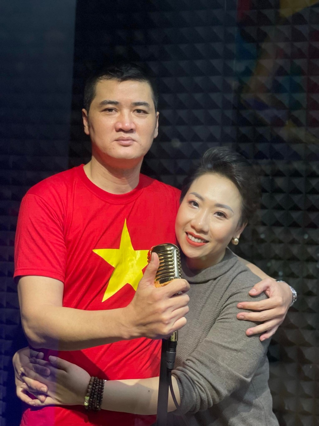 Vợ chồng Sao Mai Hiền Anh và cựu danh thủ Nguyễn Mạnh Dũng