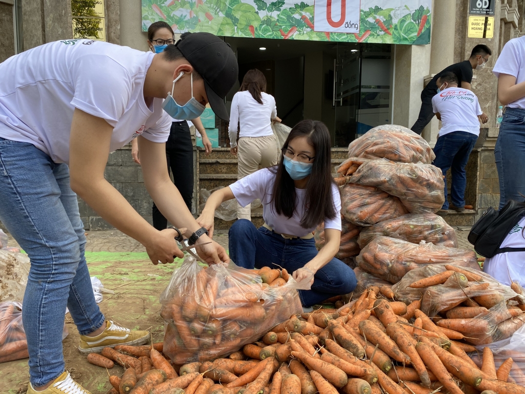 Bà trùm Hoa hậu Phạm Kim Dung tham gia giải cứu nông sản Hải Dương