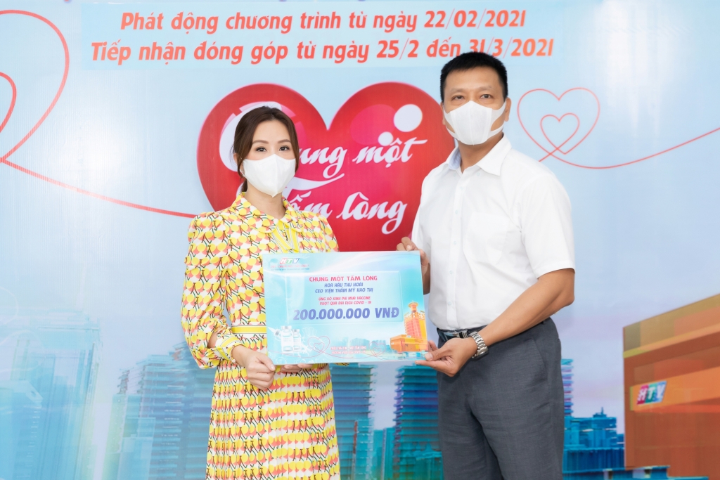 Hoa hậu Thu Hoài trao số tiền 200.000.000 cho đại diện Đài PTTH TP Hồ Chí Minh là ông Thái Thành Chung - Phó Tổng Giám đốc Đài Truyền hình TP.HCM.