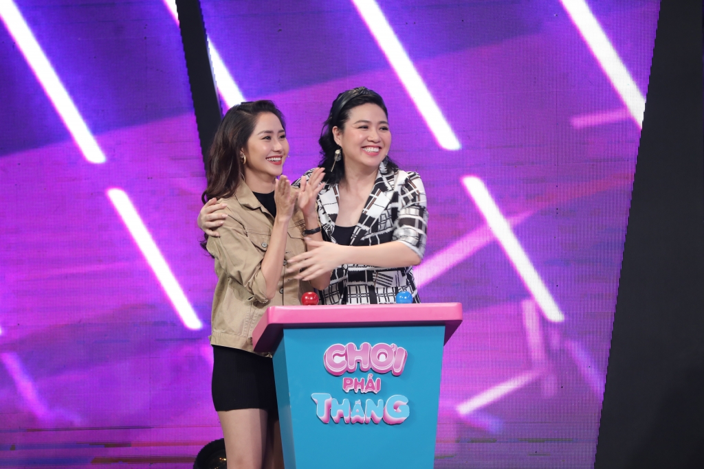 Bắt cặp cùng Tường Vi, Lê Khánh hóa “bà tiên”, tặng tiền cho nhân vật trước khi chơi gameshow