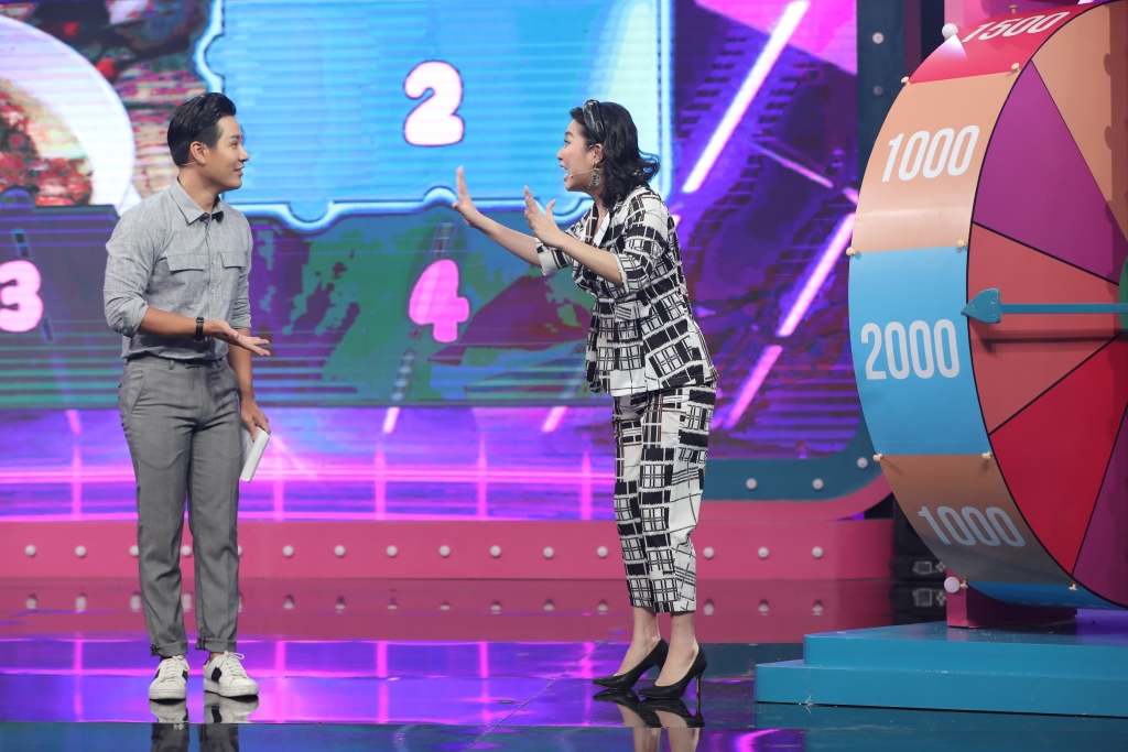 Bắt cặp cùng Tường Vi, Lê Khánh hóa “bà tiên”, tặng tiền cho nhân vật trước khi chơi gameshow