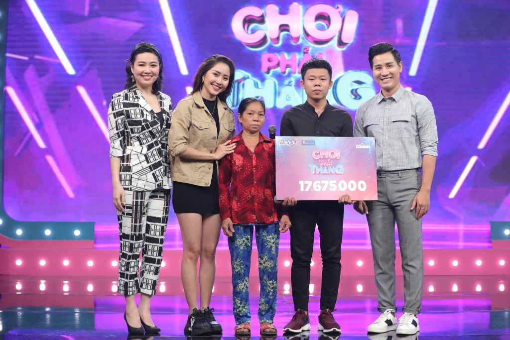 Bắt cặp cùng Tường Vi, Lê Khánh hóa “bà tiên”, tặng tiền cho nhân vật trước khi chơi gameshow