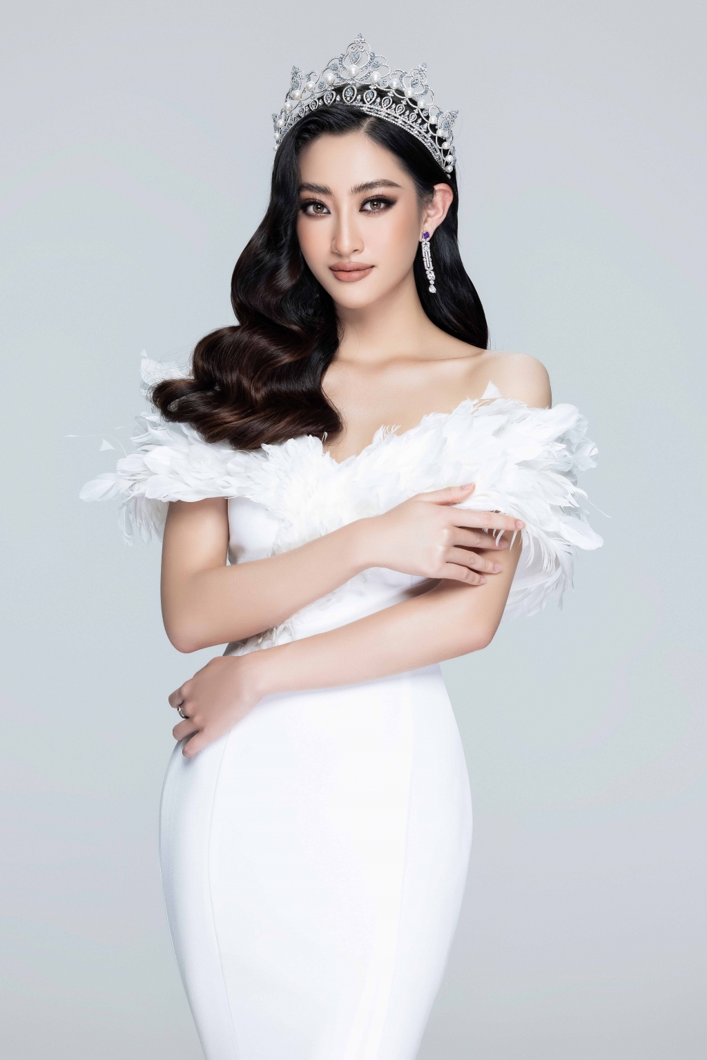 Dàn Hậu lộng lẫy trong bộ ảnh khởi động Miss World Vietnam 2021