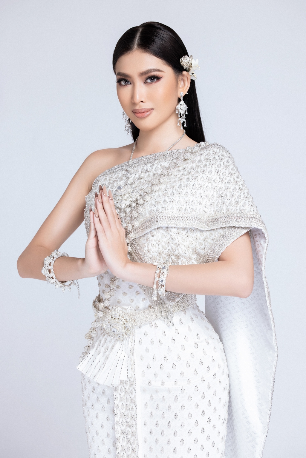 Sau khi lọt top 10 bình chọn video tự giới thiệu, Á hậu Ngọc Thảo tiếp tục thử thách mặc trang phục Thái