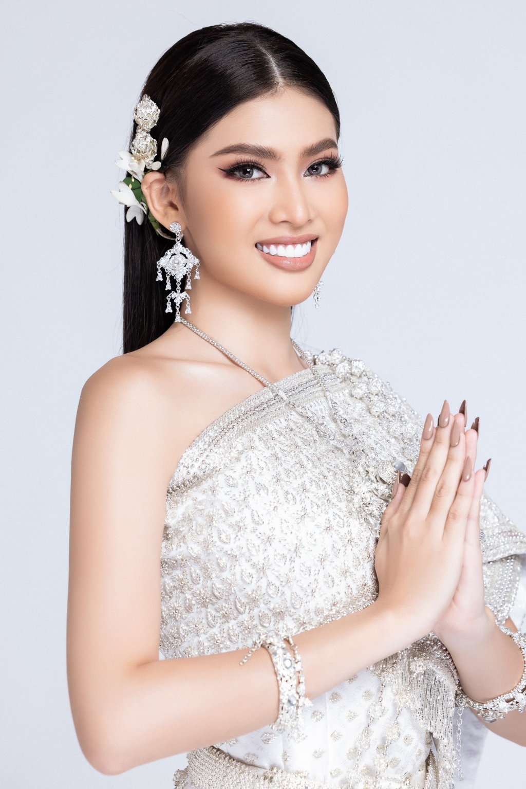 Sau khi lọt top 10 bình chọn video tự giới thiệu, Á hậu Ngọc Thảo tiếp tục thử thách mặc trang phục Thái