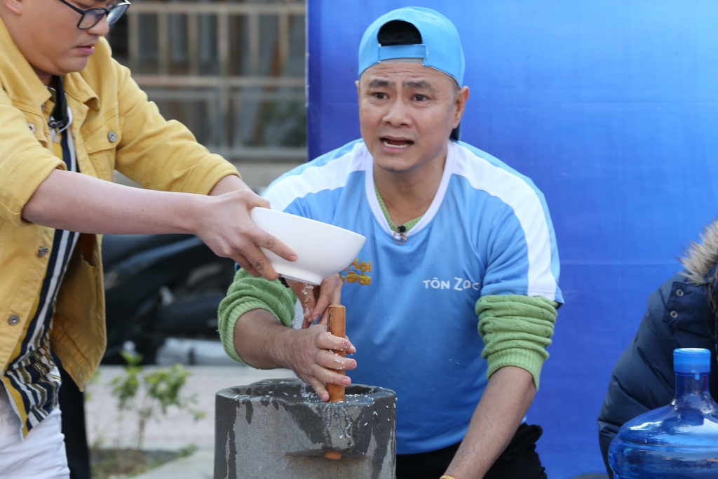 Ca sĩ Khắc Việt “lén lút” tặng thêm tiền và tìm việc làm cho người nghèo