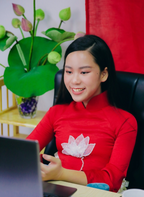 Bella Vũ diện áo dài giới thiệu hình ảnh Việt Nam với bạn bè quốc tế.