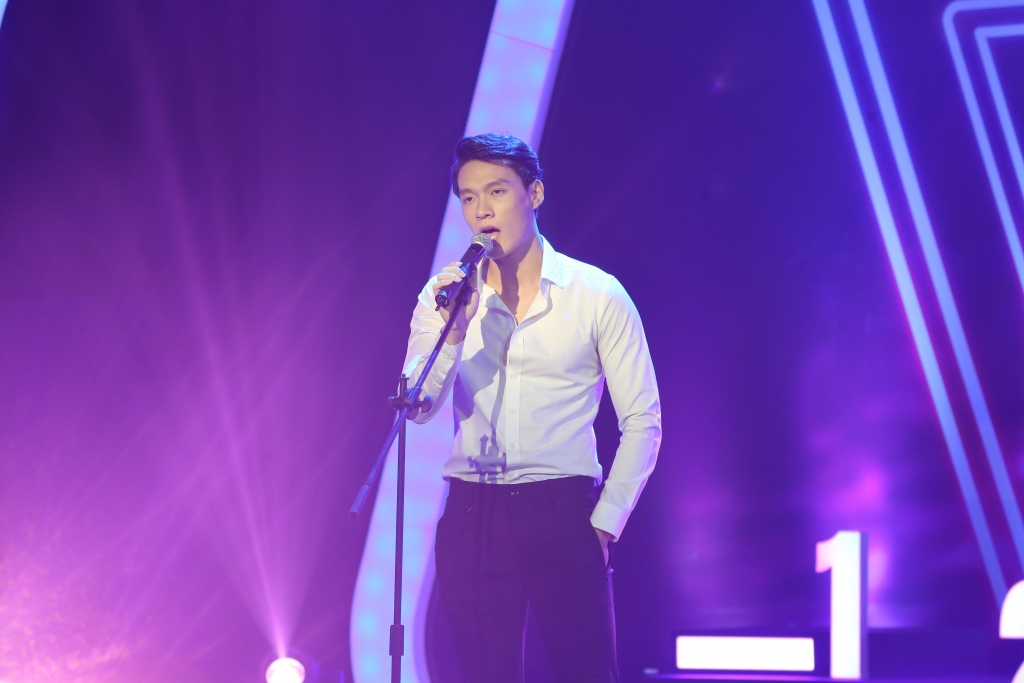 Minh Quang cũng có năng khiếu ca hát và thể hiện ngay ca khúc “Cánh hồng phai” dành tặng cho khán giả.