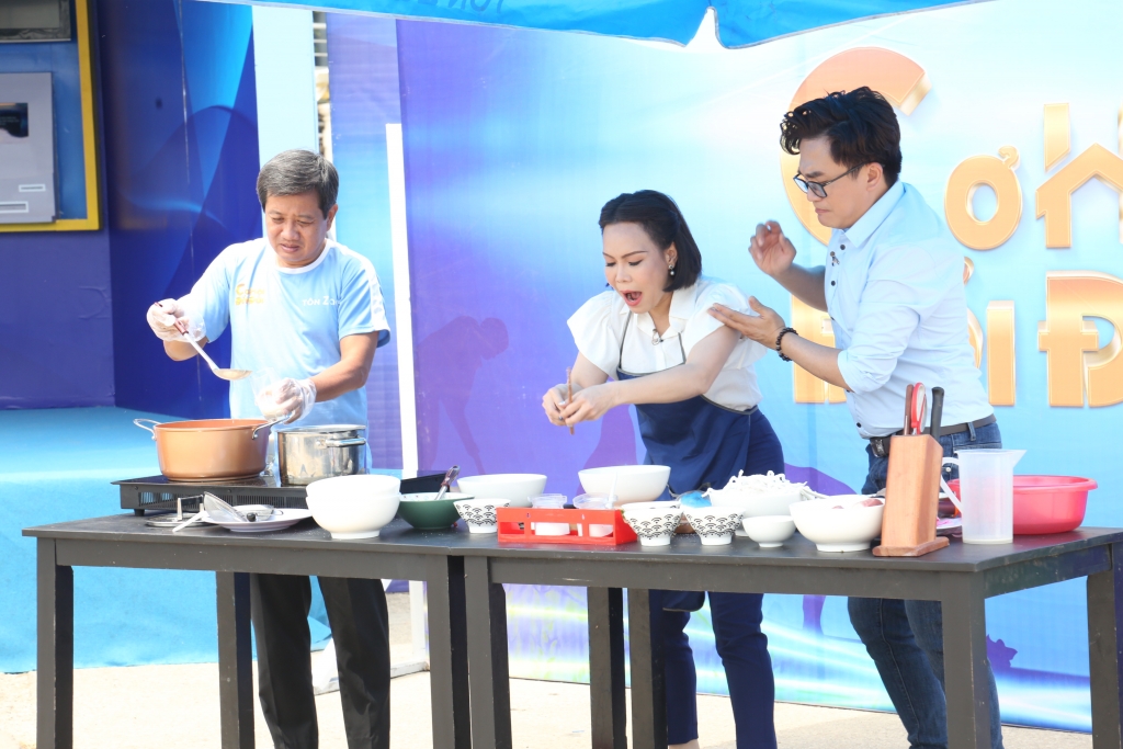 Ông Đoàn Ngọc Hải lần đầu nấu ăn, Việt Hương và Đại Nghĩa giúp sức mang về gần 16 triệu đồng tặng người nghèo