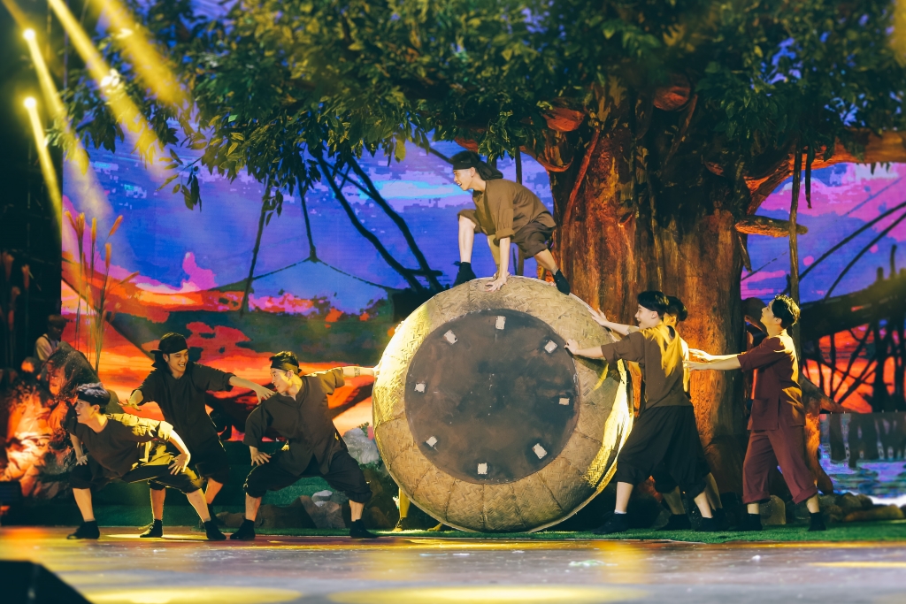 Trong vòng tuần hoàn của nước, cuộc sống bình yên cứ thế diễn ra, con người hòa vào mẹ thiên nhiên, lao động, sáng tạo để phát triển Trong vòng tuần hoàn của nước, cuộc sống bình yên cứ thế diễn ra, con người hòa vào mẹ thiên nhiên, lao động, sáng tạo để phát triển