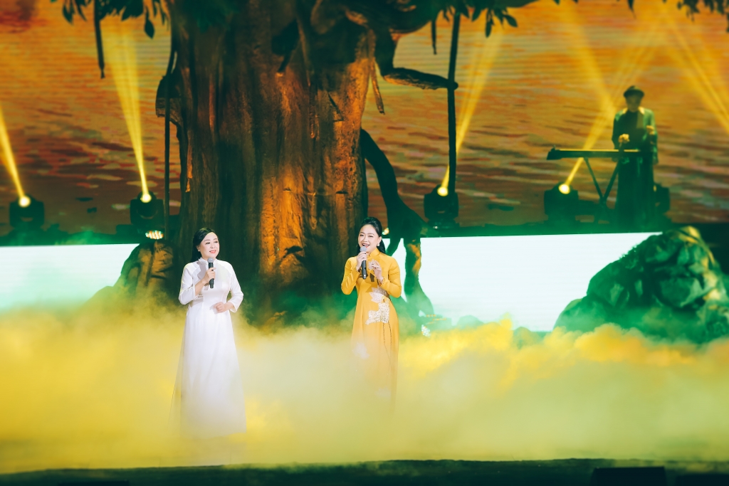 NSND Thu Hiền & ca sĩ Phương Thanh lại mang đến màn kết hợp tuyệt vời giữa một giọng ca gạo cội của nền âm nhạc Việt Nam cùng sức trẻ của lớp ca sĩ trẻ tiếp bước