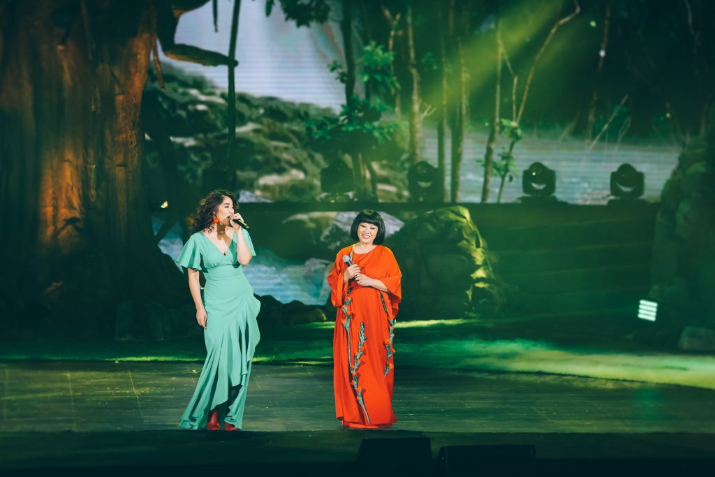 Hai mẹ con ca sĩ Cẩm Vân cùng đứng trên sân khấu hòa chung giọng hát cho thấy truyền thống nghệ thuật của những gia đình nghệ sĩ sẽ tiếp tục tạo nên dòng chảy bất tận cho âm nhạc Việt