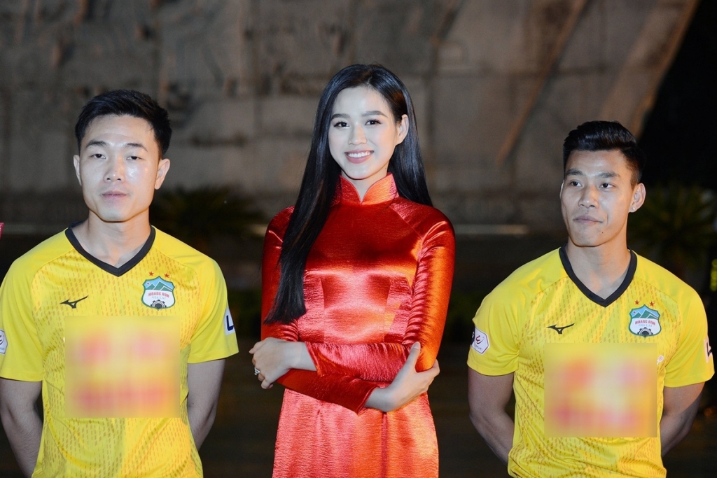 Hoa hậu Đỗ Hà bên các cầu thủ