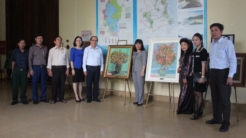 Họa sĩ Văn Dương Thành trao học bổng và tặng bộ sưu tập "Biển quê hương" cho bảo tàng tỉnh Phú Yên