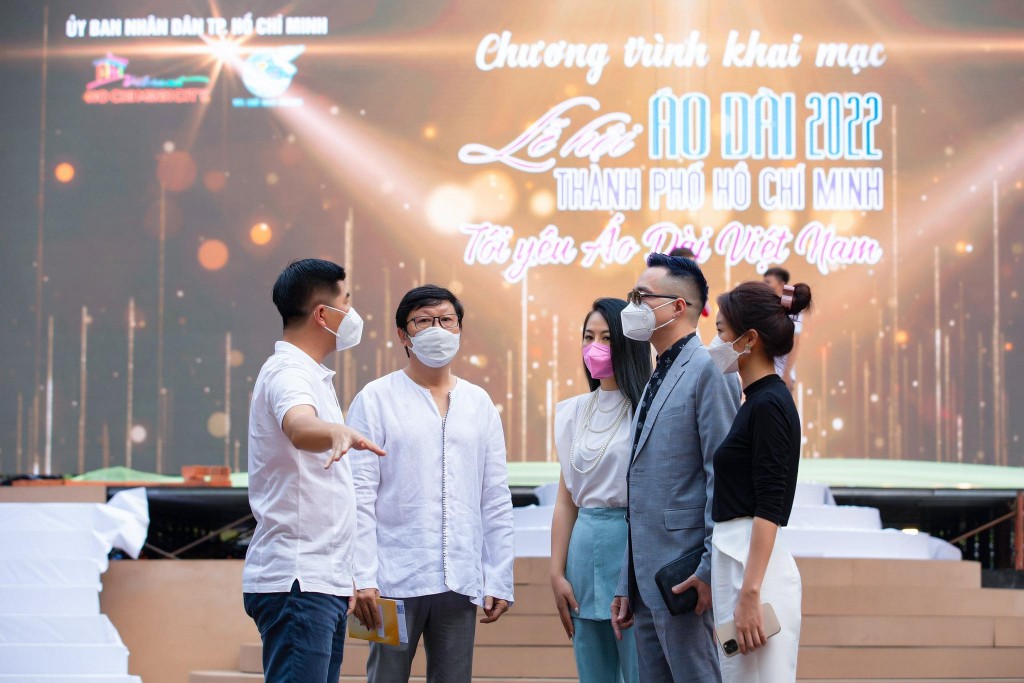 NTK Đỗ Trịnh Hoài Nam (ngoài cùng bên trái), NTK Sĩ Hoàng trao đổi cùng đạo diễn Nguyễn Hồng Phúc - Giám đốc Nhà Văn hóa Thanh niên TPHCM trước khi diễn ra show diễn 