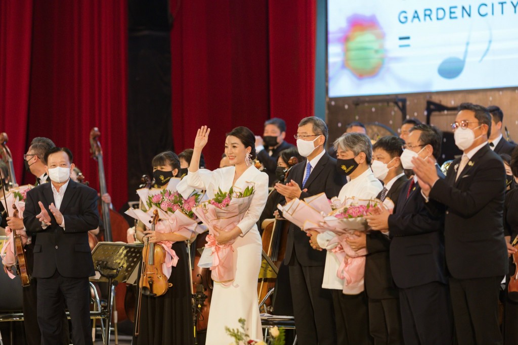 1 Đại diện Ban tổ chức Ông Nguyễn Văn Hùng, Chủ tịch HĐQT Becamex IDC và Ông Oh Dongkun, Tổng giám đốc Công ty TNHH Becamex Tokyu cùng Tổng Lãnh sự Nhật Bản tại TP.HCM tặng hoa Dàn nhạc VNSO