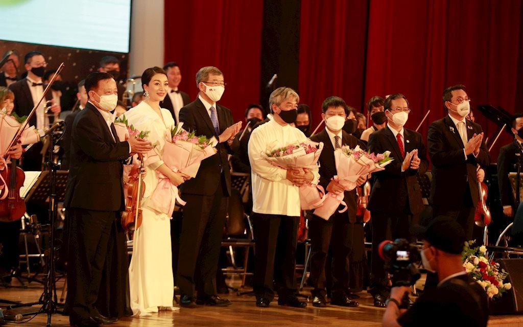 Đại biểu tham dự tặng hoa cho đại diện ca sĩ, nhạc trưởng và Dàn nhạc giao hưởng Việt Nam