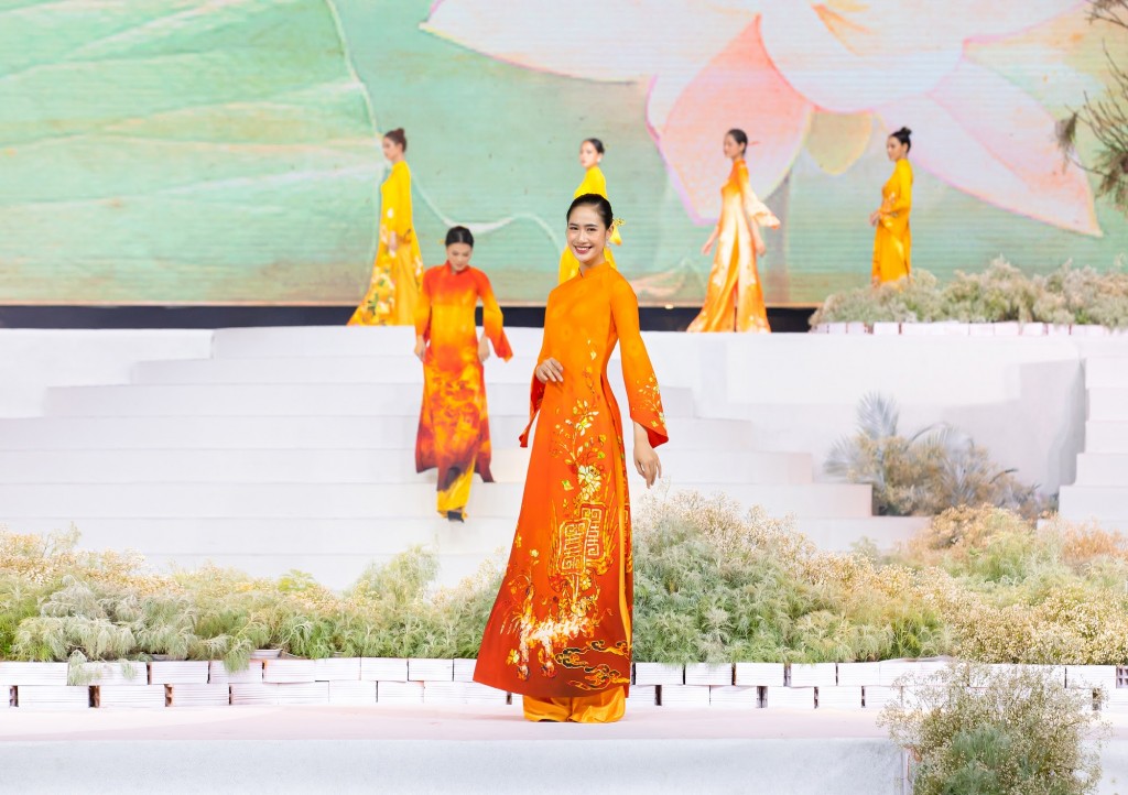 BST khảm gốm “Bát Nhã” của NTK nữ người Tày gây tiếng vang tại Lễ hội áo dài TP HCM