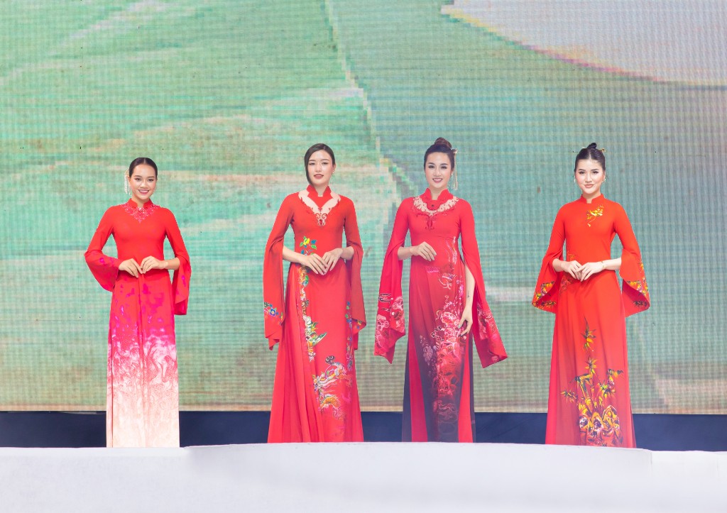 Những thiết kế áo dài được NTK Vũ Thảo Giang sử dụng nguyên tác của gốm sứ Việt cổ ở các cung điện lăng tẩm