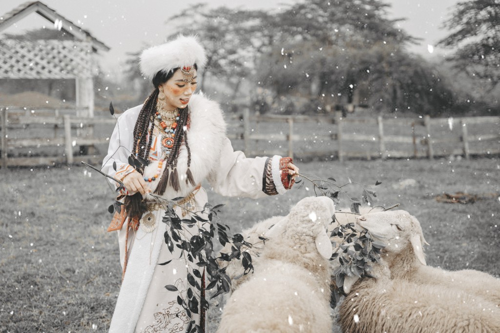 Bộ ảnh phong cách Mông Cổ của ba mẹ con Hà thành gây sốt cộng đồng mạng