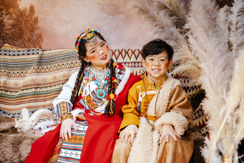 Bộ ảnh phong cách Mông Cổ của ba mẹ con Hà thành gây sốt cộng đồng mạng