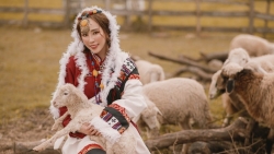 Quỳnh Nga ôm cừu, mặc trang phục phụ nữ Mông Cổ xinh đẹp như đóa hoa trên thảo nguyên