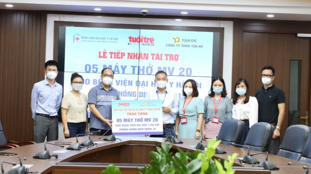 Tổng biên tập Báo Tuổi trẻ Thủ đô Nguyễn  Mạnh Hưng, đại diện Công ty Tân Đệ và Công ty ATP trao biển tặng 5  máy thở MV20 tới lãnh đạo Bệnh viện Đại học Y Hà Nội
