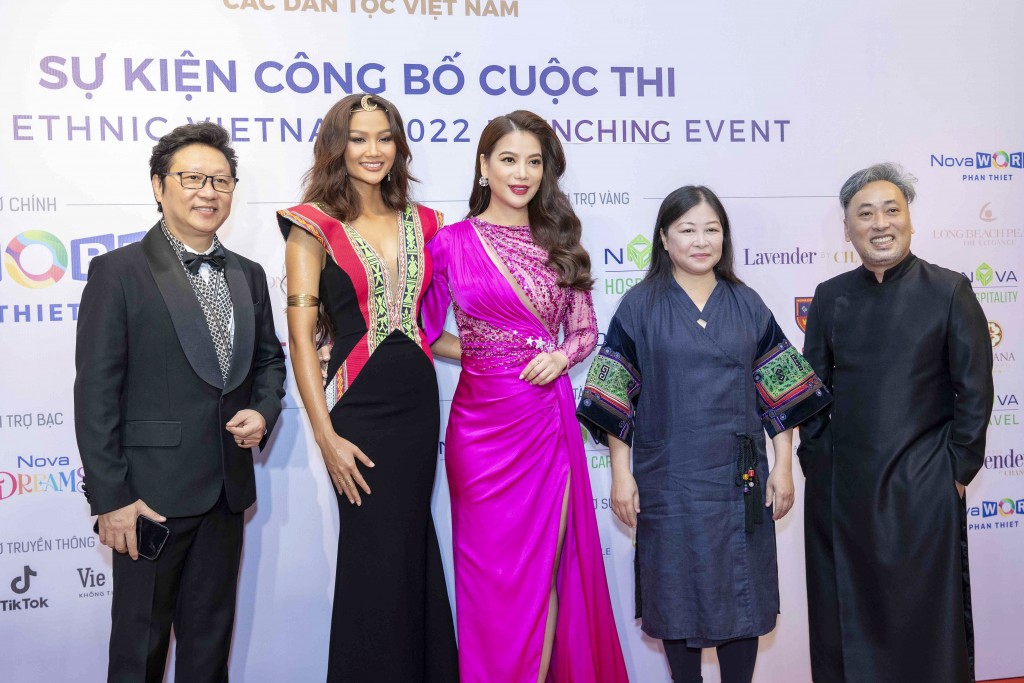 Từ trái qua: NTK Sĩ Hoàng, Hoa hậu H'Hen Niê, bà Trương Ngọc Ánh, Thạc sĩ Nguyễn Phi Vân, đạo diễn Quang Dũng
