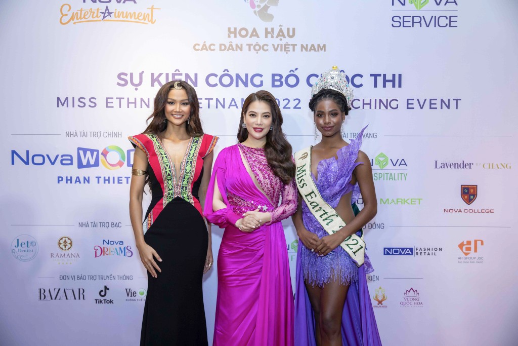 Hoa hậu H'Hen Niê, bà Trương Ngọc Ánh và Hoa hậu Trái đất 2021 Destiny Evelyn Wagner