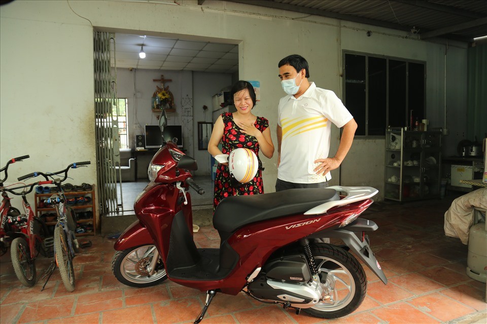 MC Quyền Linh trao tặng xe máy cho 