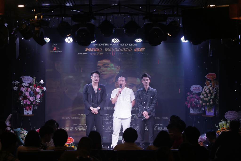 Đạo diễn Đức Thịnh (đứng giữa) và hai ca sĩ trẻ Phan Anh, Khả Quân