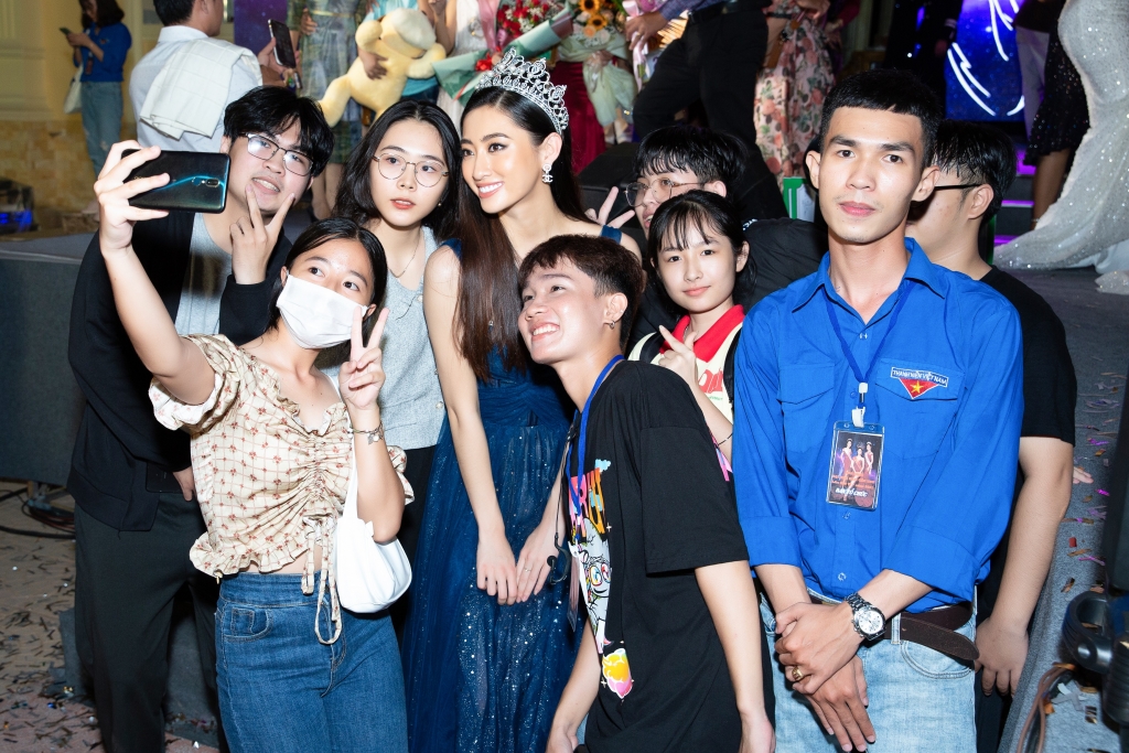 Các bạn sinh viên hào hứng chụp ảnh cùng với Hoa hậu Lương Thùy Linh