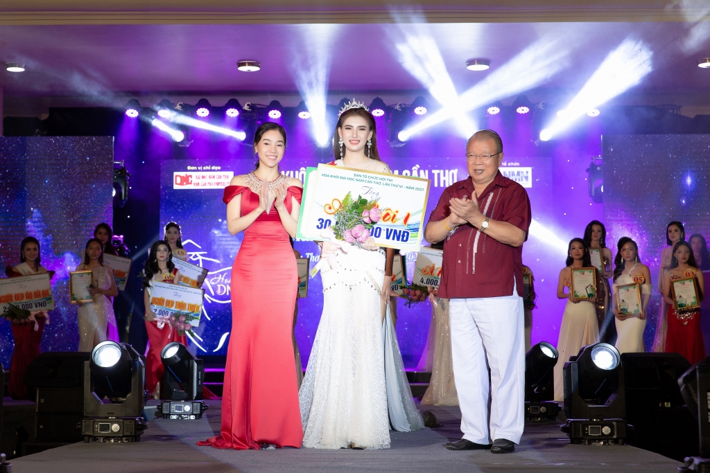 Lương Thuỳ Linh đeo vương miện 3 tỉ đồng, trở thành tâm điểm chú ý trong ngày đầu tuyển sinh Miss World Vietnam 2021