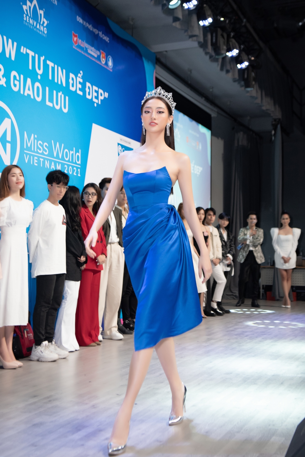 Lương Thuỳ Linh, Lona Kiều, Tiểu Vy thị phạm catwalk, truyền cảm hứng cho hàng nghìn sinh viên Đại học Văn Lang