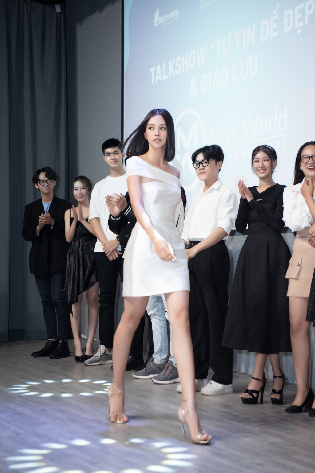 Các nàng hậu thị phạm catwalk cho các bạn sinh viên
