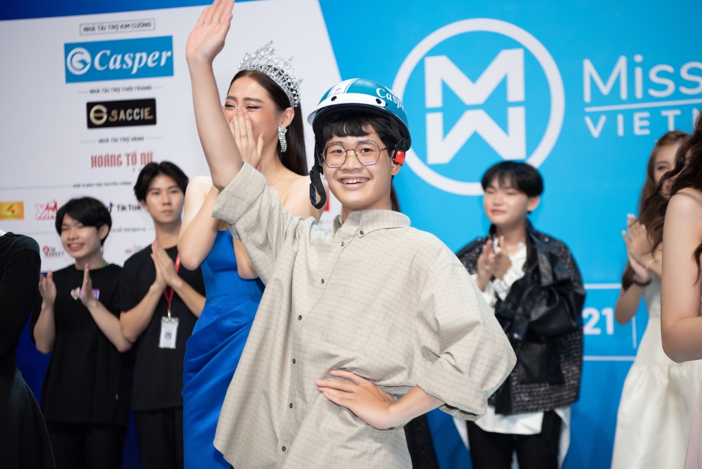Lương Thuỳ Linh, Lona Kiều, Tiểu Vy thị phạm catwalk, truyền cảm hứng cho hàng nghìn sinh viên Đại học Văn Lang