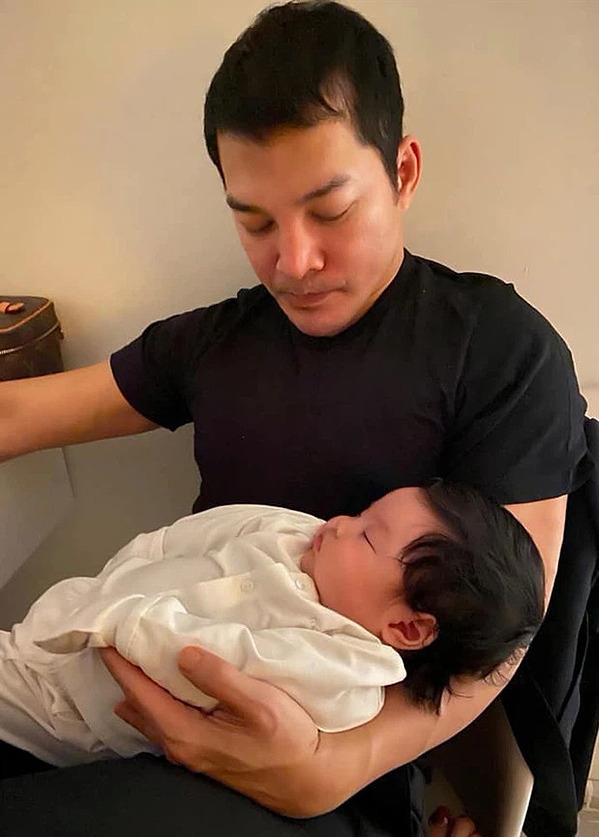 Trần Bảo Sơn bế bé Bảo Khanh.