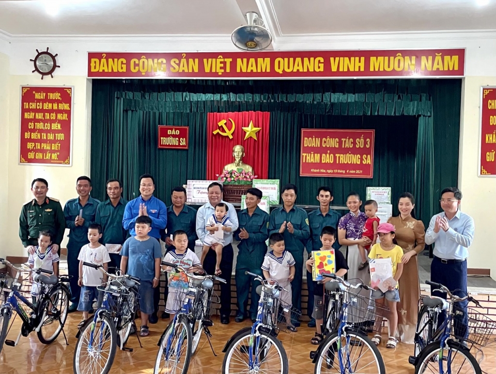 Đồng chí Nguyễn Văn Phong- Phó Bí thư Thành ủy Hà Nội (đứng giữa) và đồng chí Trần Quang Hưng trao tặng quà cho các em học sinh 