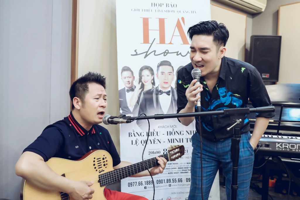 Bằng Kiều đệm guitar cho Quang Hà hát