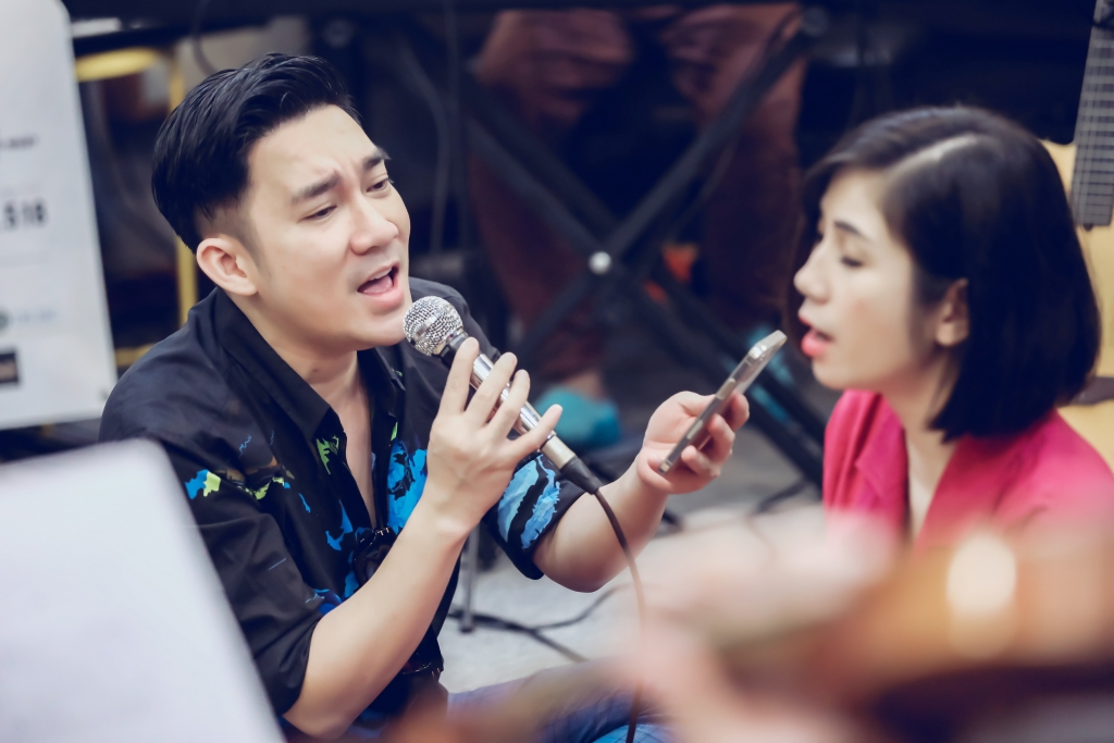 Bằng Kiều đệm guitar cho Quang Hà hát