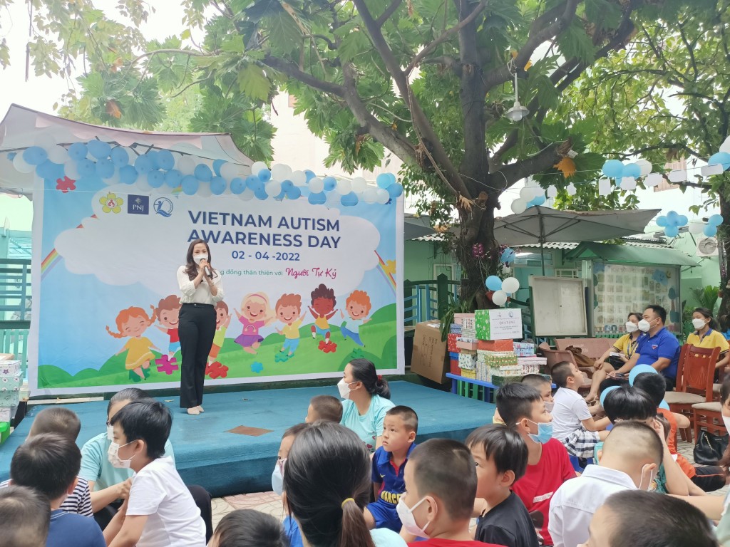 Bà Nguyễn Thị Hiền - Phó Giám đốc Quỹ Bảo trợ trẻ em Việt Nam giao lưu cùng các em nhỏ