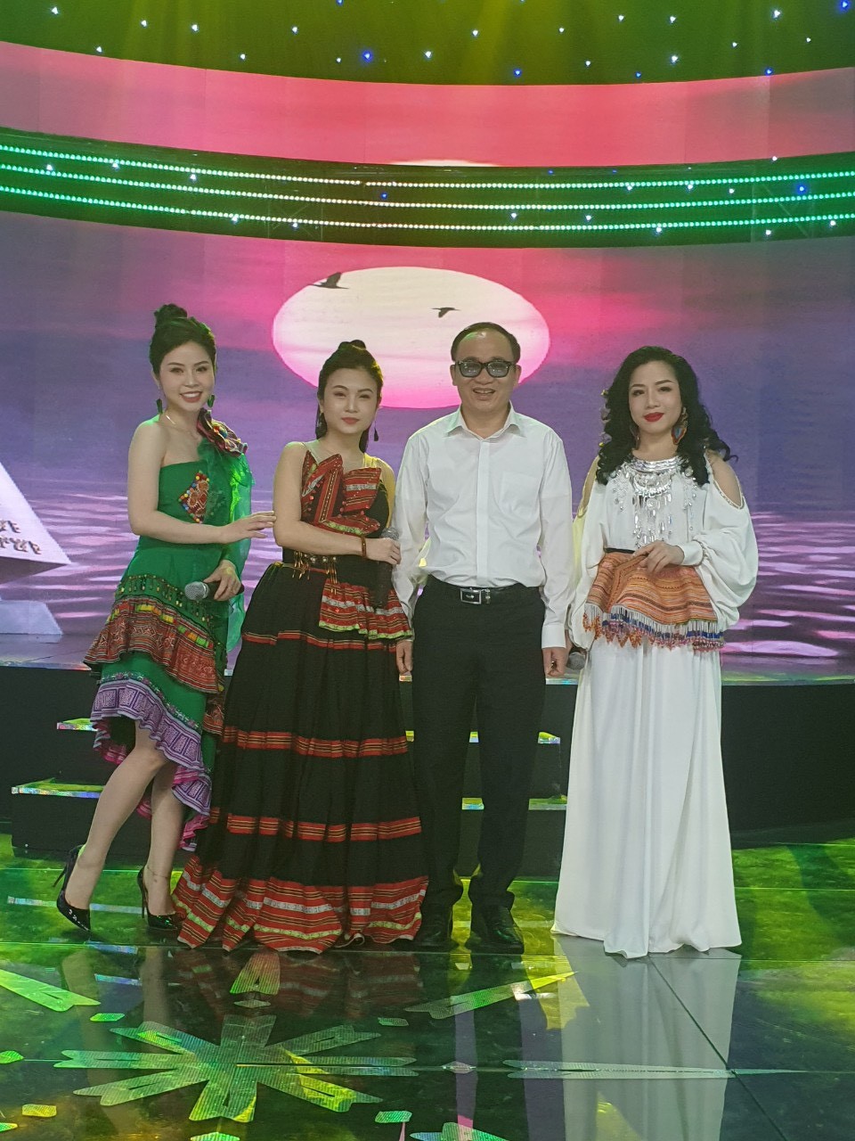Từ trái qua: Ca sĩ Thanh Thủy, Linh Vân, nhà thơ Ngọc Lê Ninh và ca sĩ Thu Sang