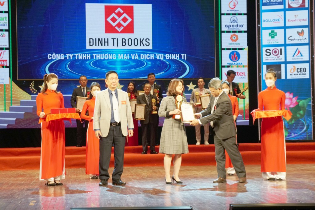 Đại diện Đinh Tị Books nhận danh hiệu Thương hiệu vàng 2022